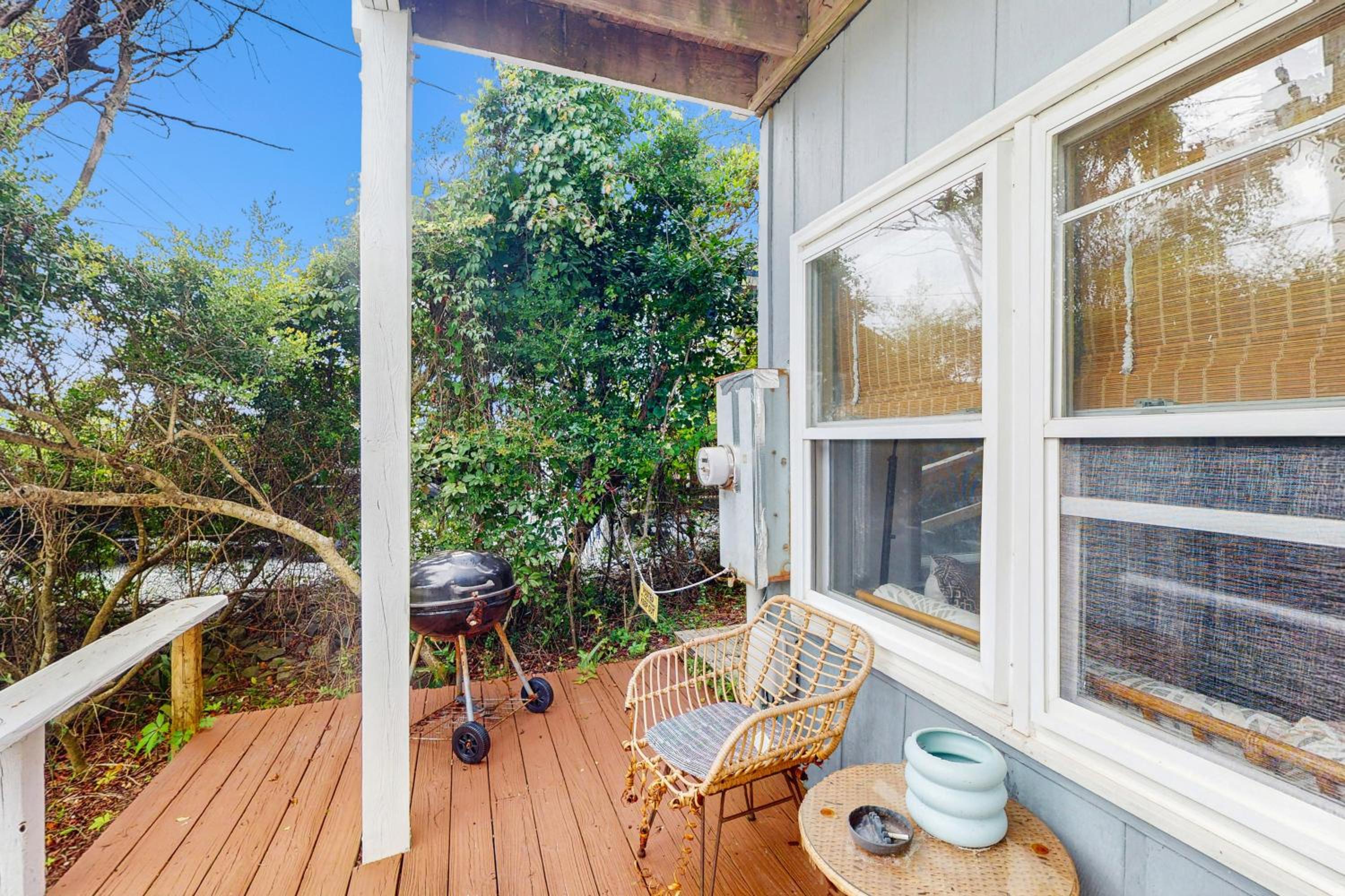 Steps to Sea and Sand! Top-Floor Surf City Retreat