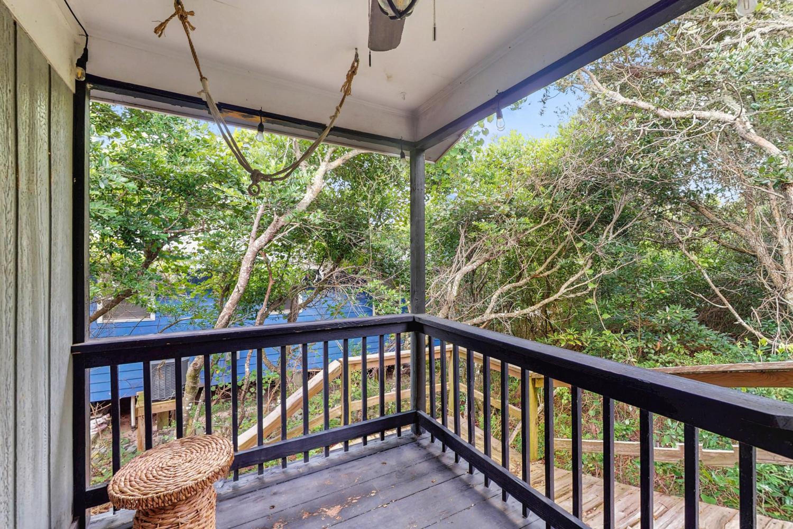 Steps to Sea and Sand! Top-Floor Surf City Retreat