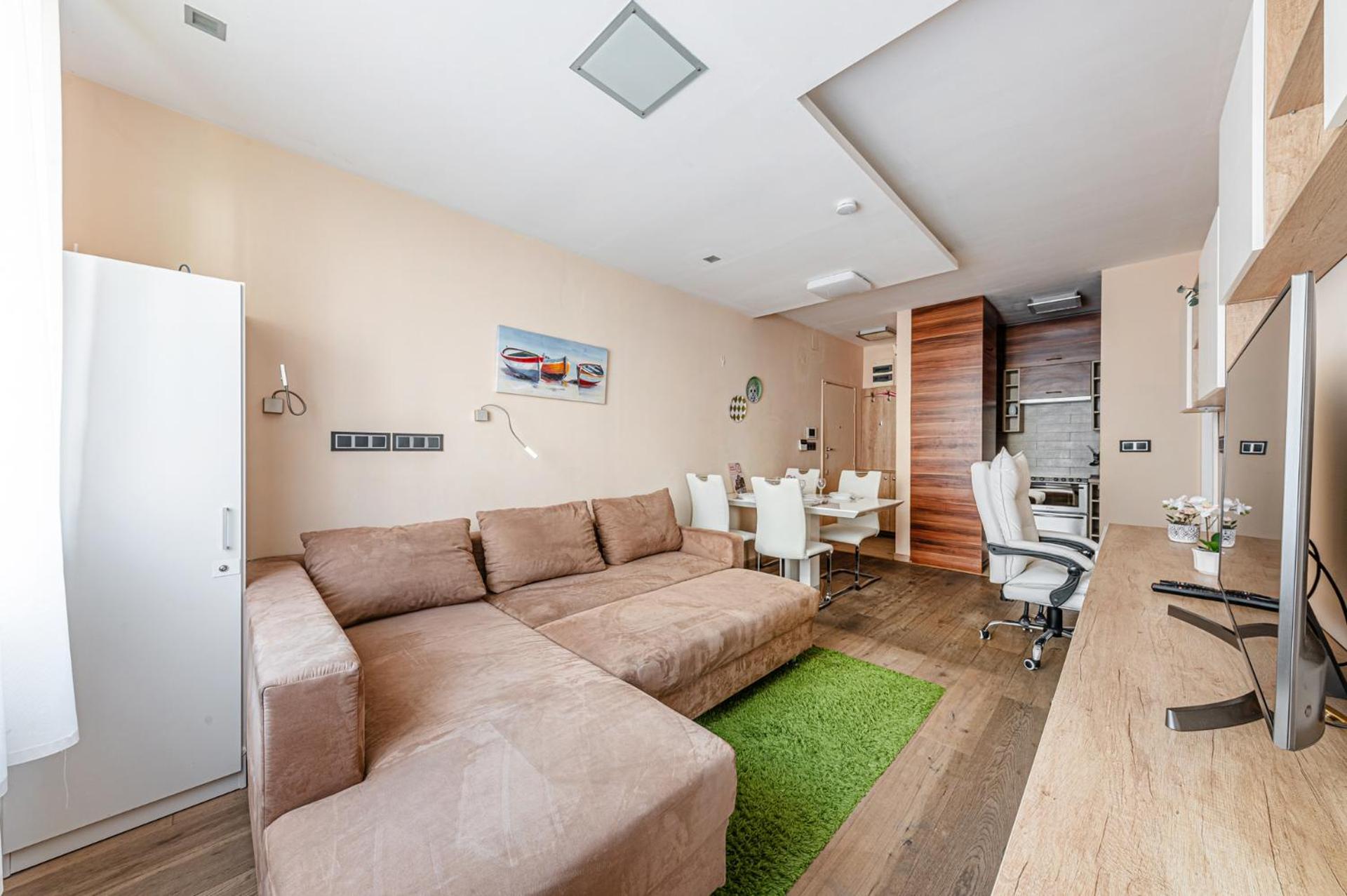 La Dolce Vita -Massage Shower Stay with AC, Balcony near the City Park