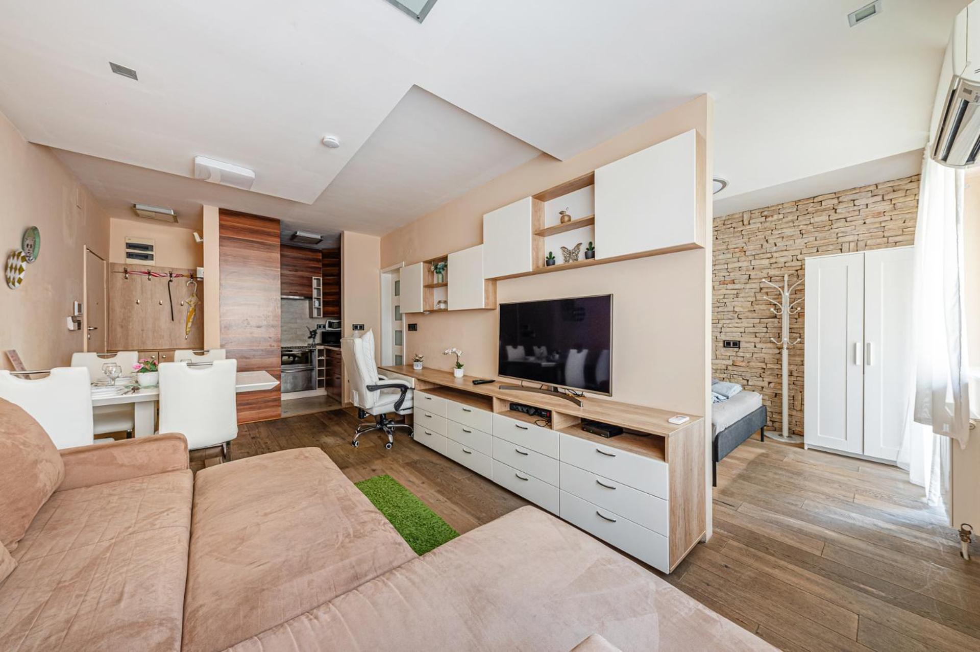 La Dolce Vita -Massage Shower Stay with AC, Balcony near the City Park