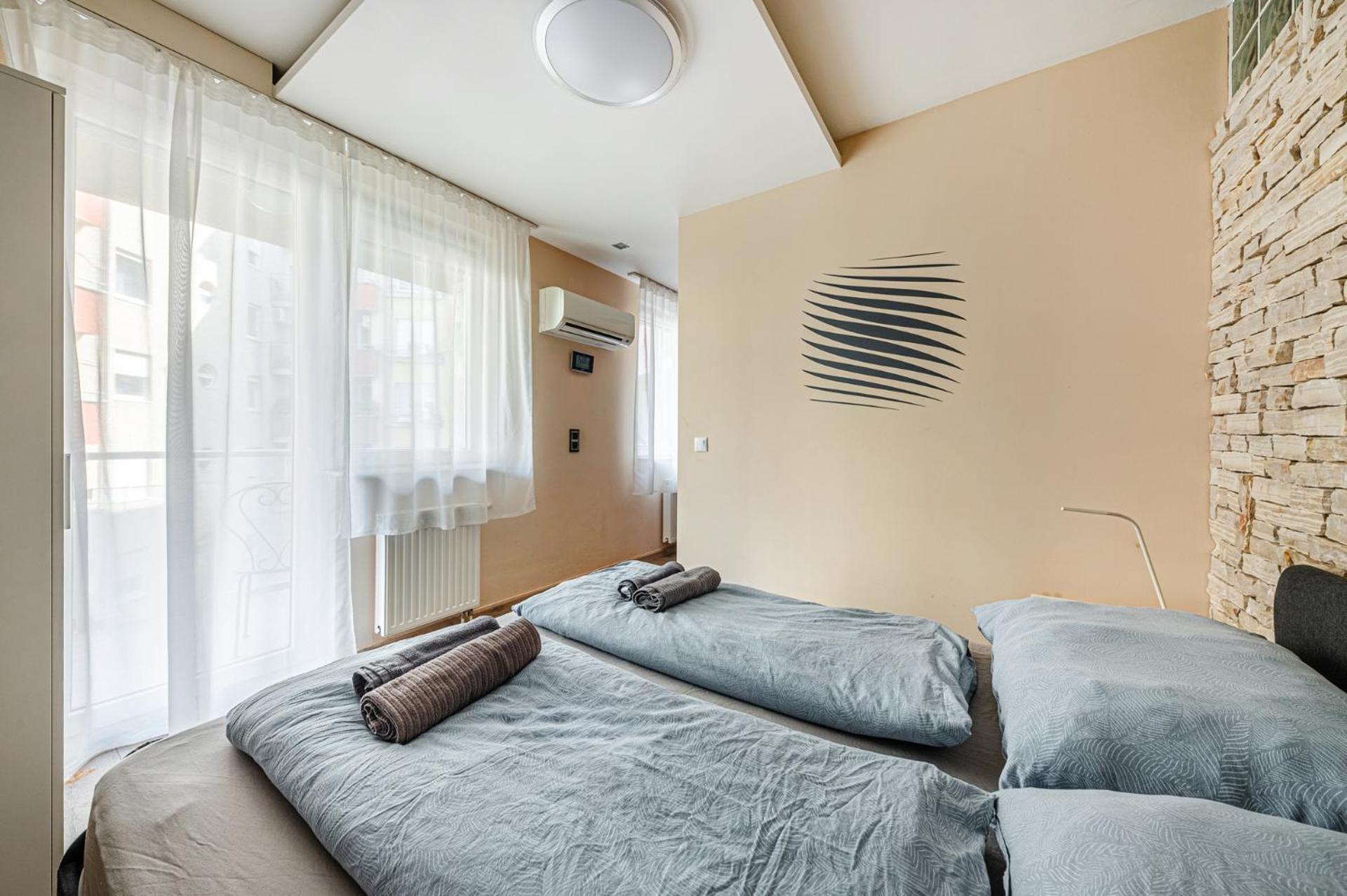 La Dolce Vita -Massage Shower Stay with AC, Balcony near the City Park