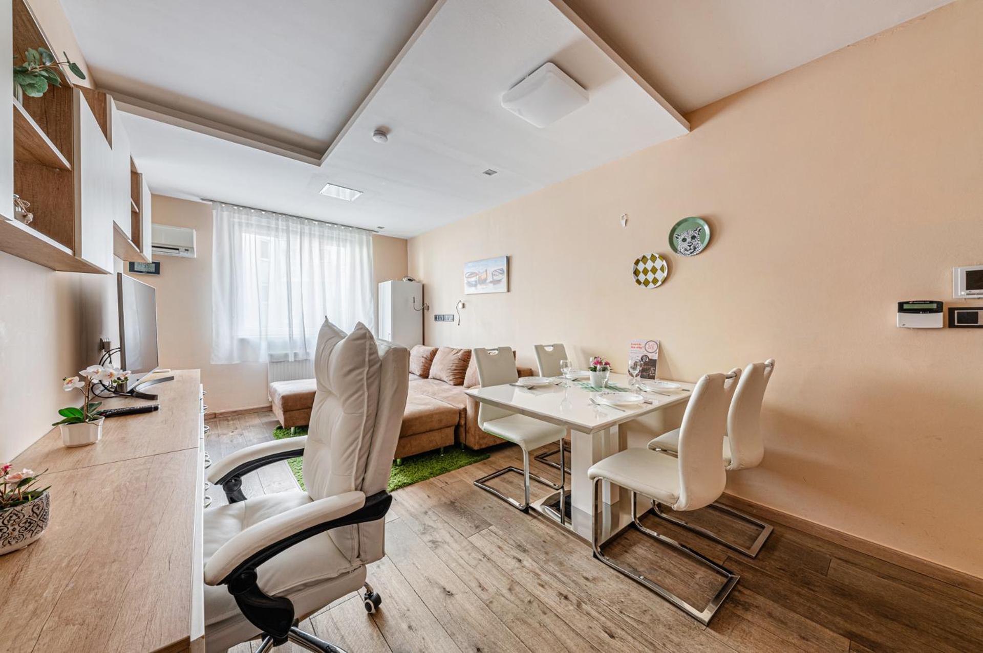 La Dolce Vita -Massage Shower Stay with AC, Balcony near the City Park