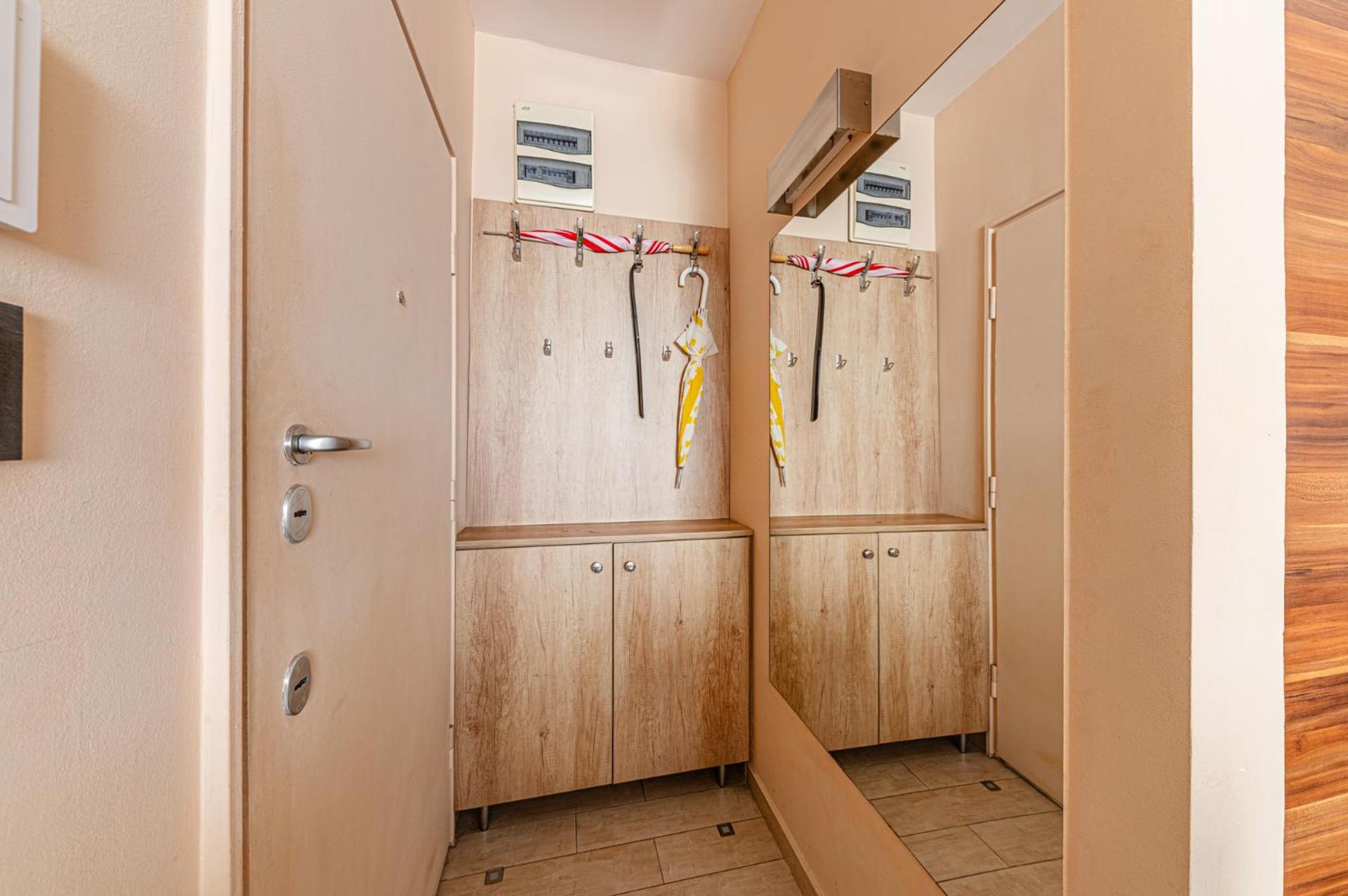 La Dolce Vita -Massage Shower Stay with AC, Balcony near the City Park