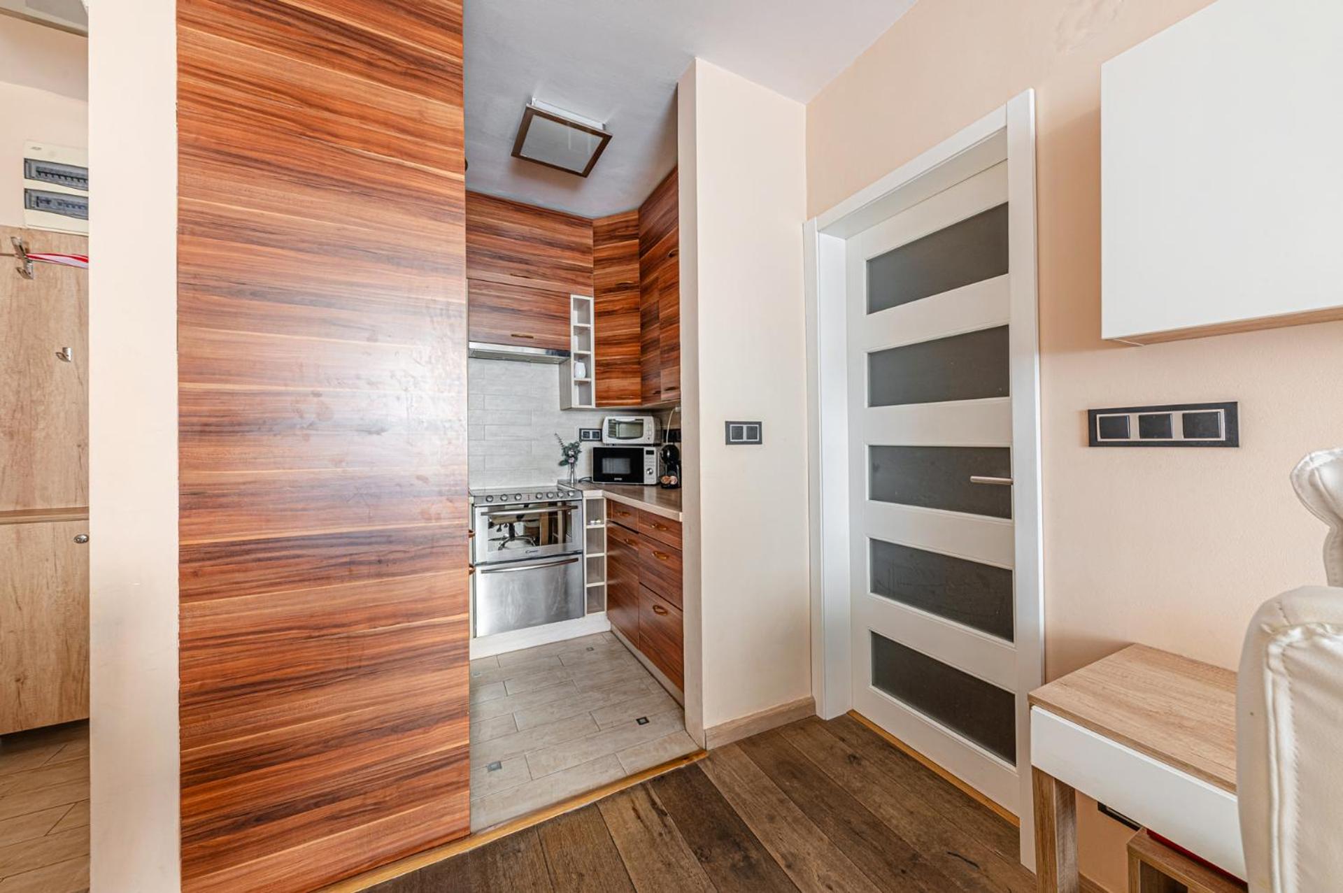 La Dolce Vita -Massage Shower Stay with AC, Balcony near the City Park