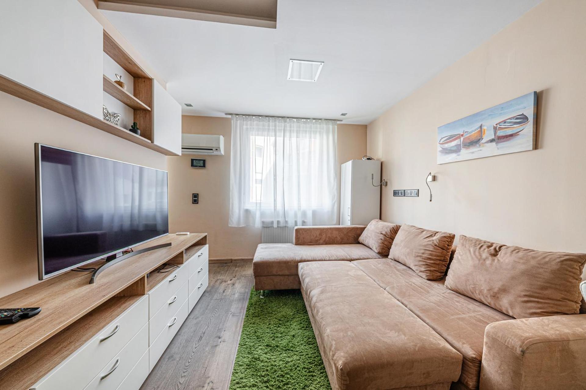 La Dolce Vita -Massage Shower Stay with AC, Balcony near the City Park