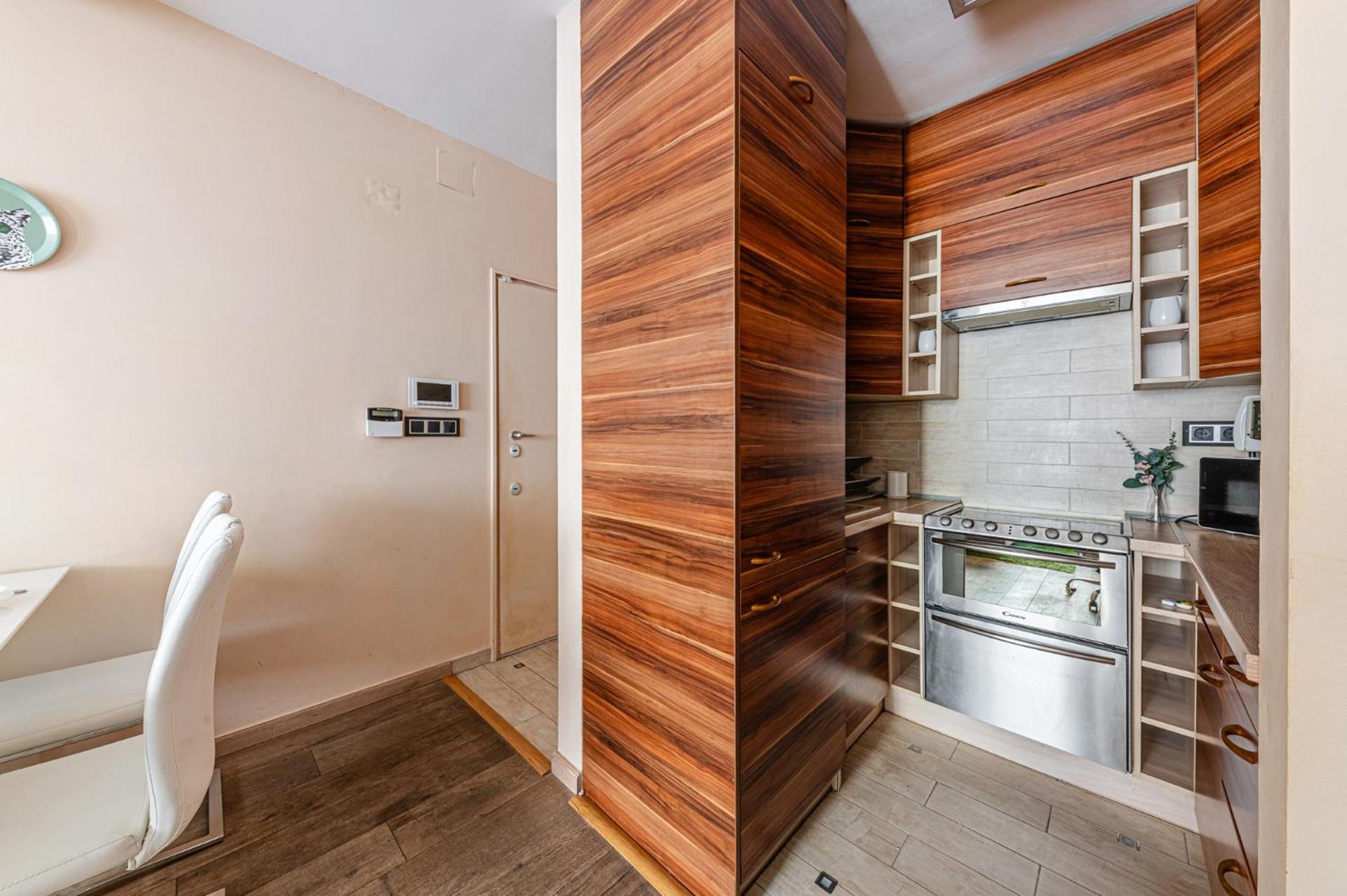 La Dolce Vita -Massage Shower Stay with AC, Balcony near the City Park
