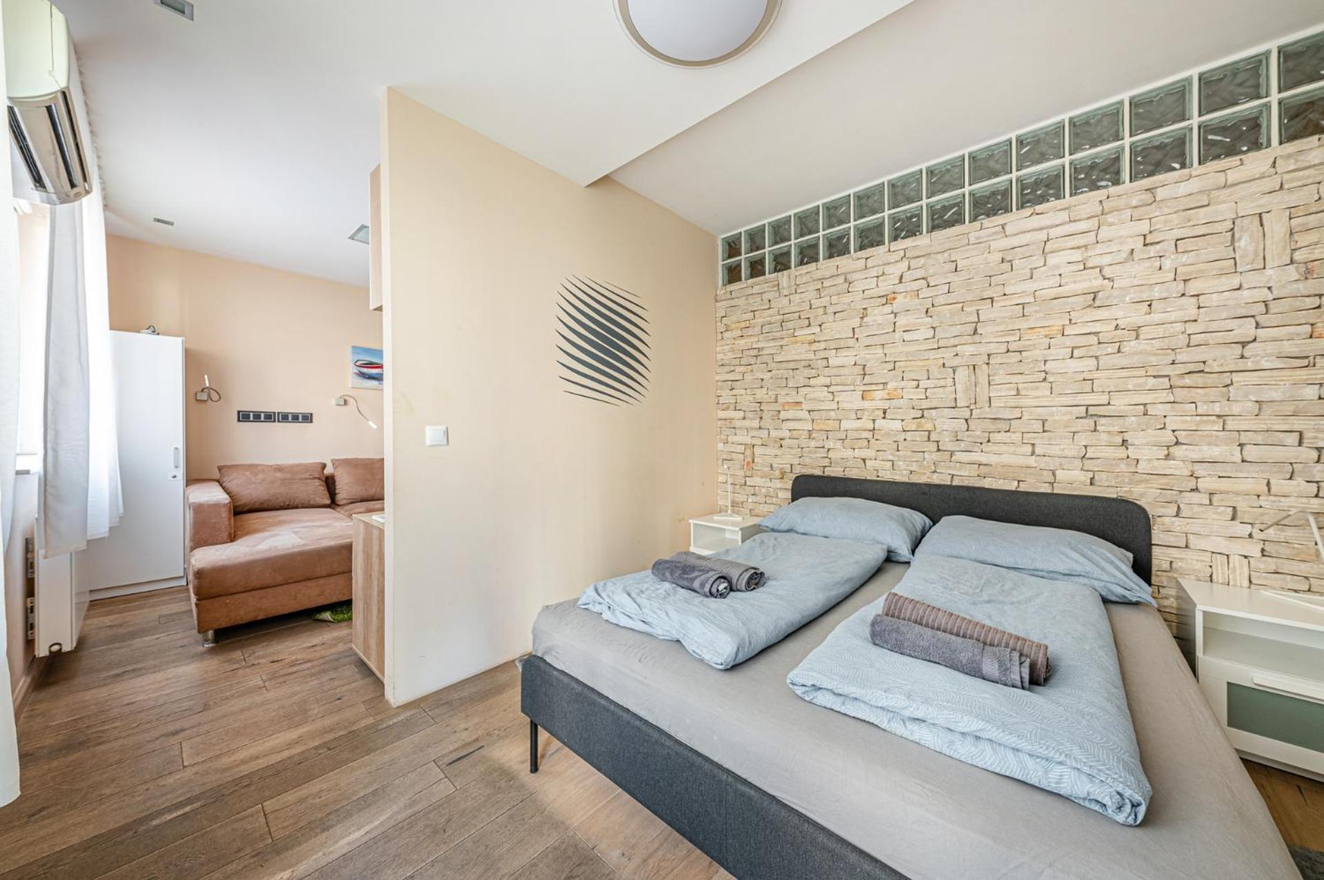 La Dolce Vita -Massage Shower Stay with AC, Balcony near the City Park