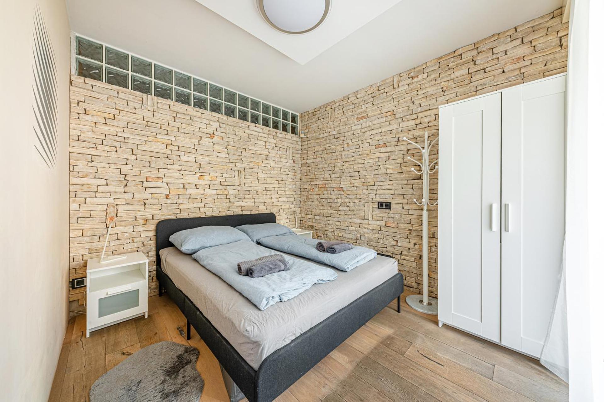 La Dolce Vita -Massage Shower Stay with AC, Balcony near the City Park