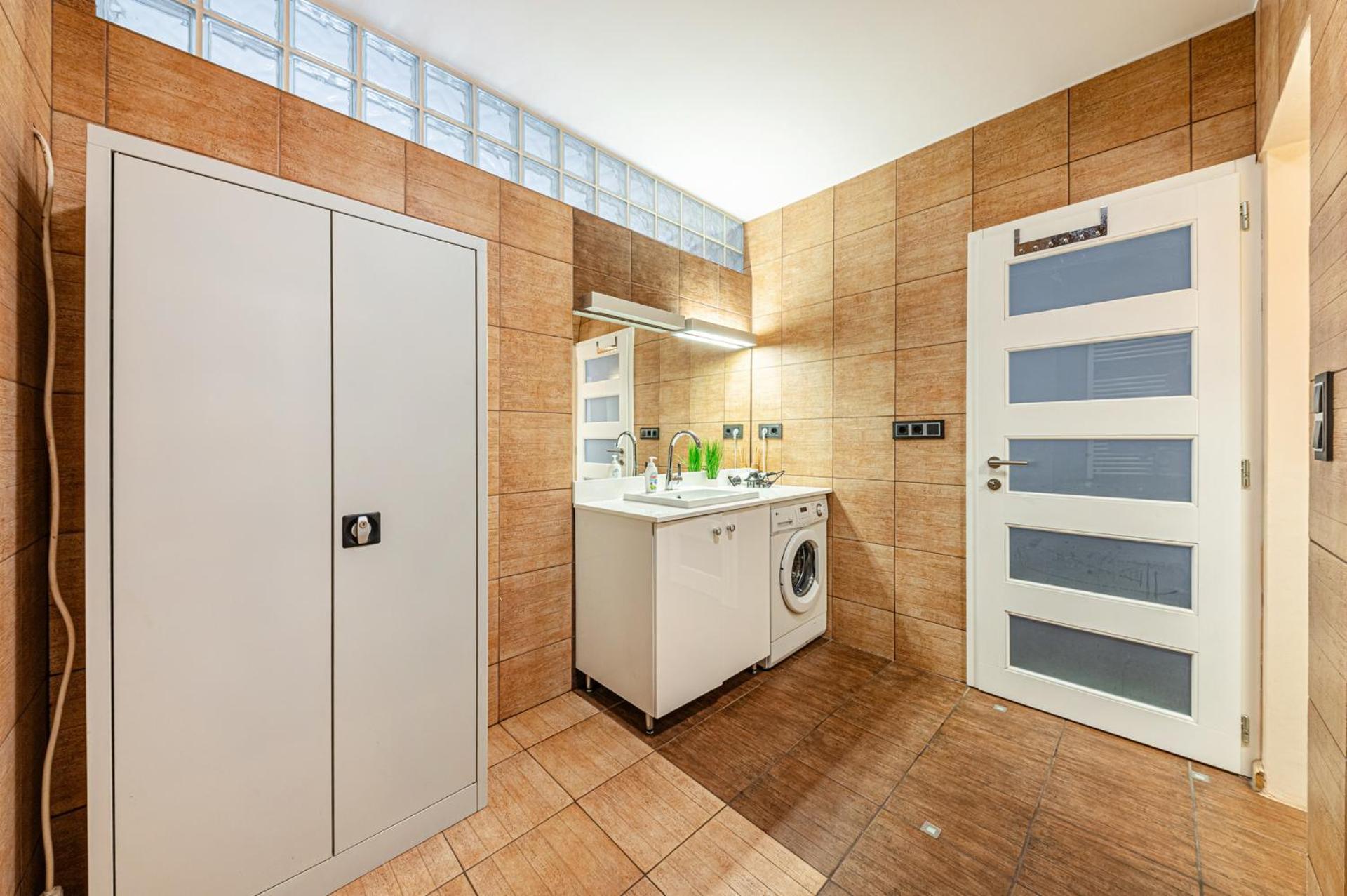 La Dolce Vita -Massage Shower Stay with AC, Balcony near the City Park