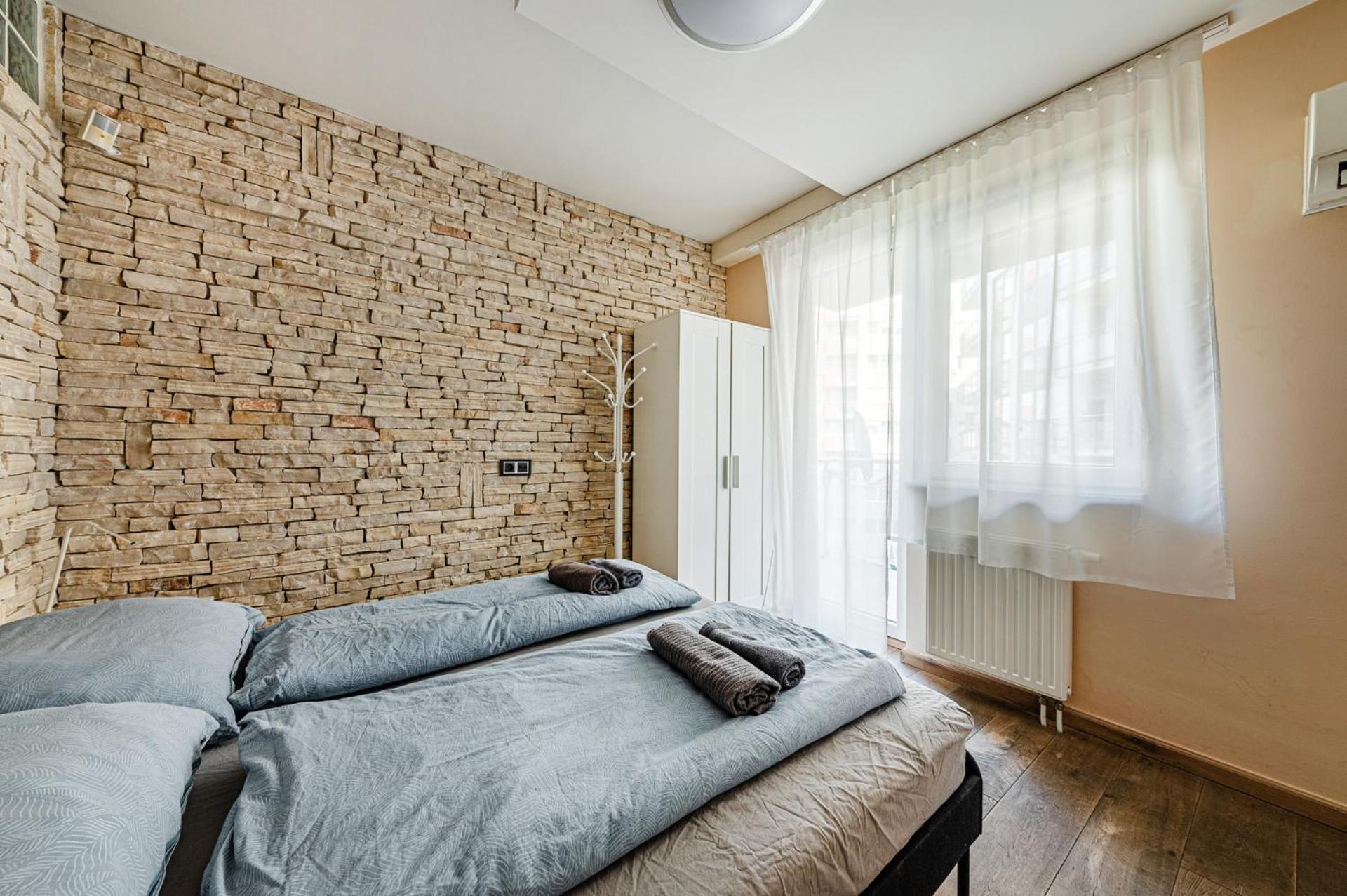 La Dolce Vita -Massage Shower Stay with AC, Balcony near the City Park