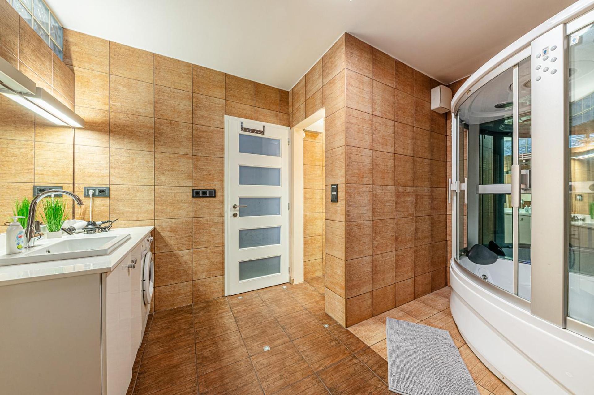 La Dolce Vita -Massage Shower Stay with AC, Balcony near the City Park