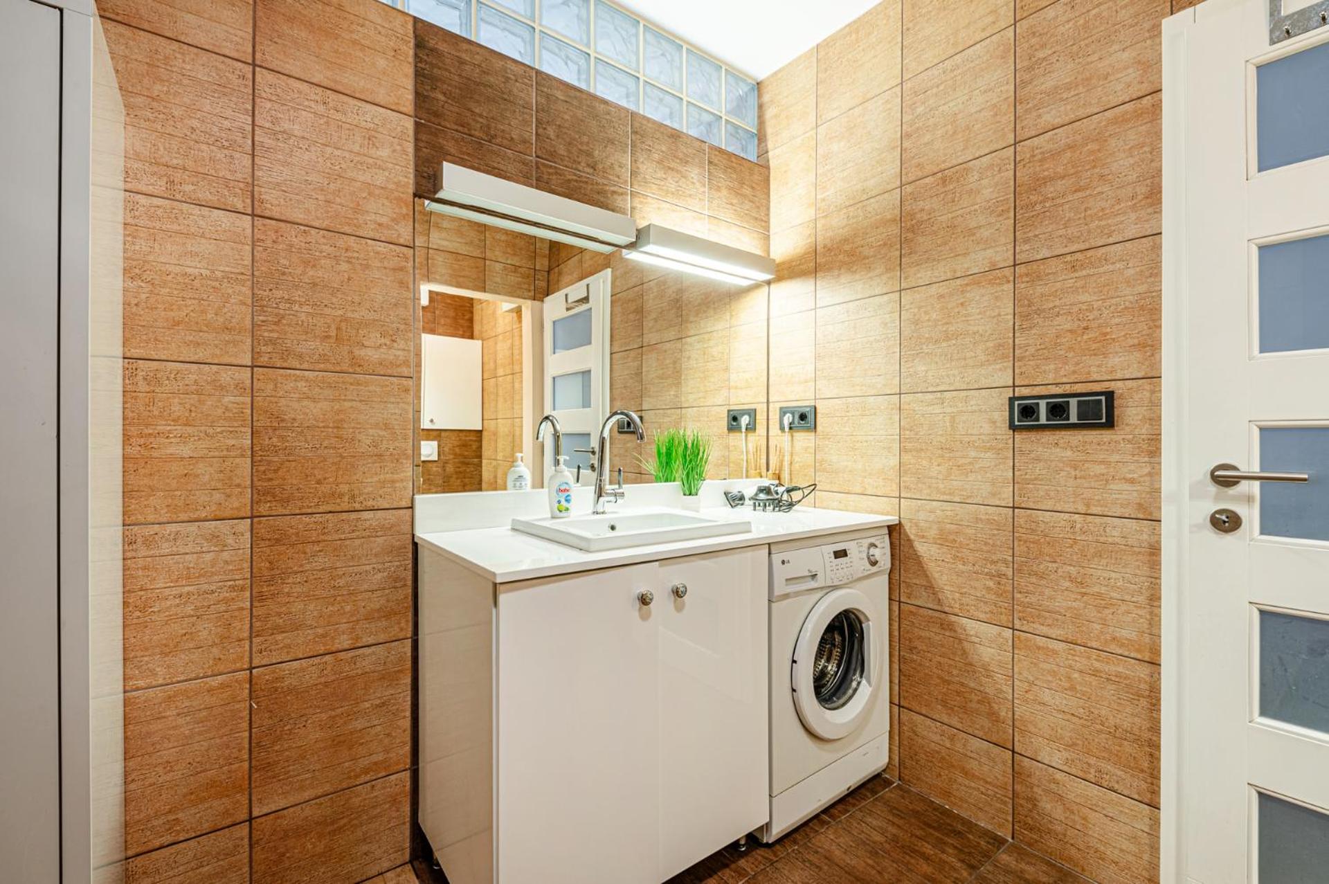 La Dolce Vita -Massage Shower Stay with AC, Balcony near the City Park