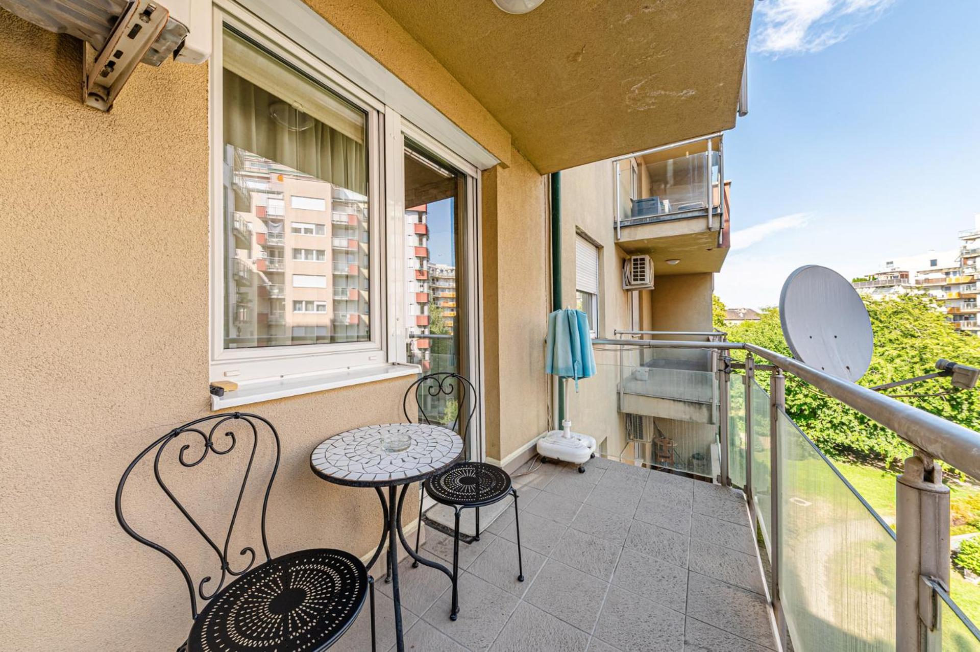 La Dolce Vita -Massage Shower Stay with AC, Balcony near the City Park