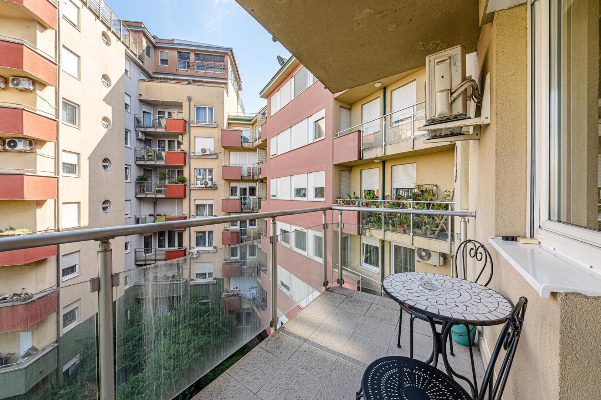 La Dolce Vita -Massage Shower Stay with AC, Balcony near the City Park