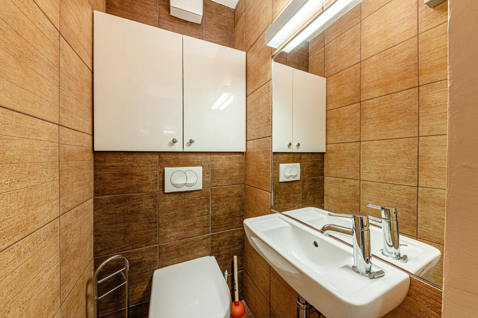 La Dolce Vita -Massage Shower Stay with AC, Balcony near the City Park