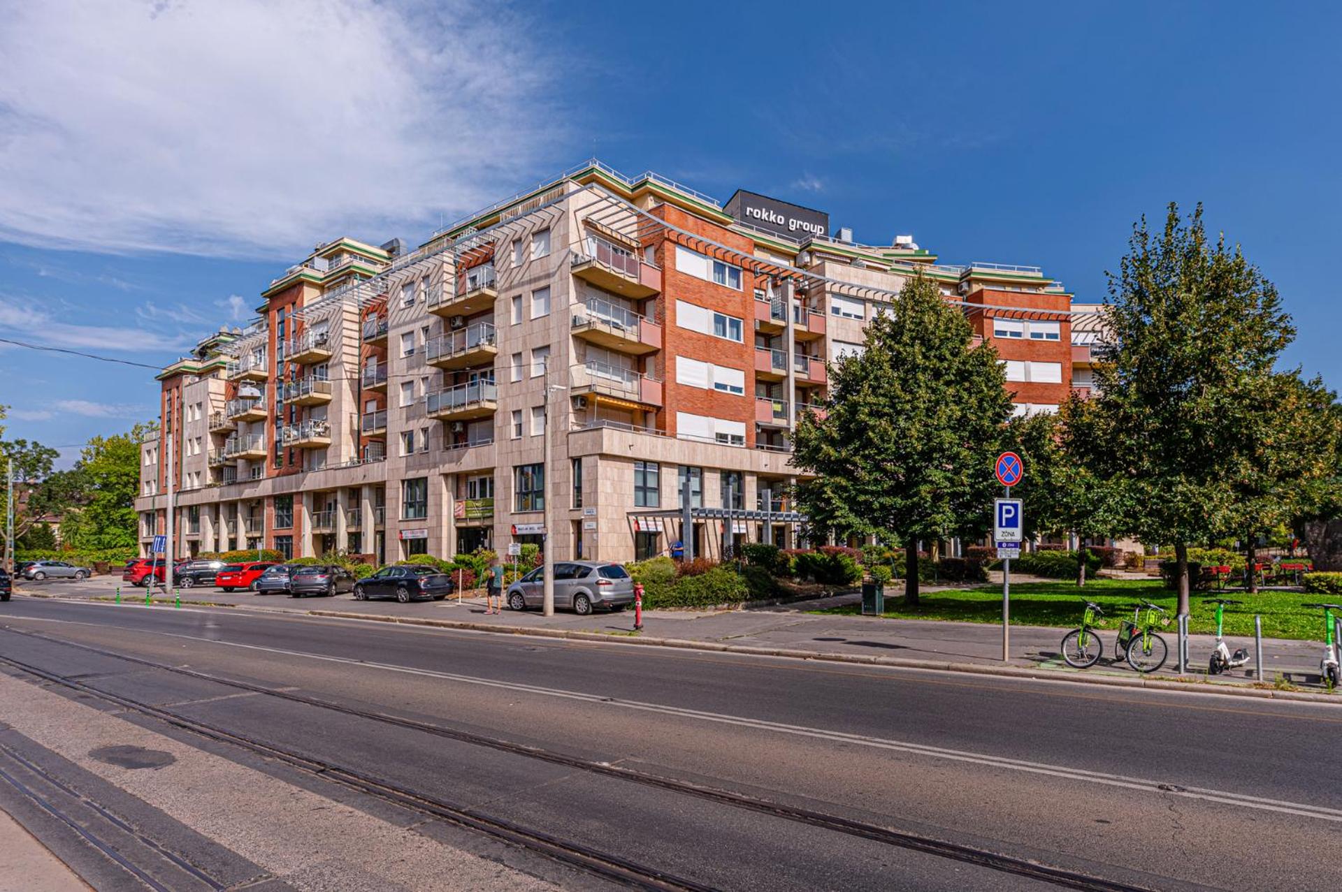 La Dolce Vita -Massage Shower Stay with AC, Balcony near the City Park