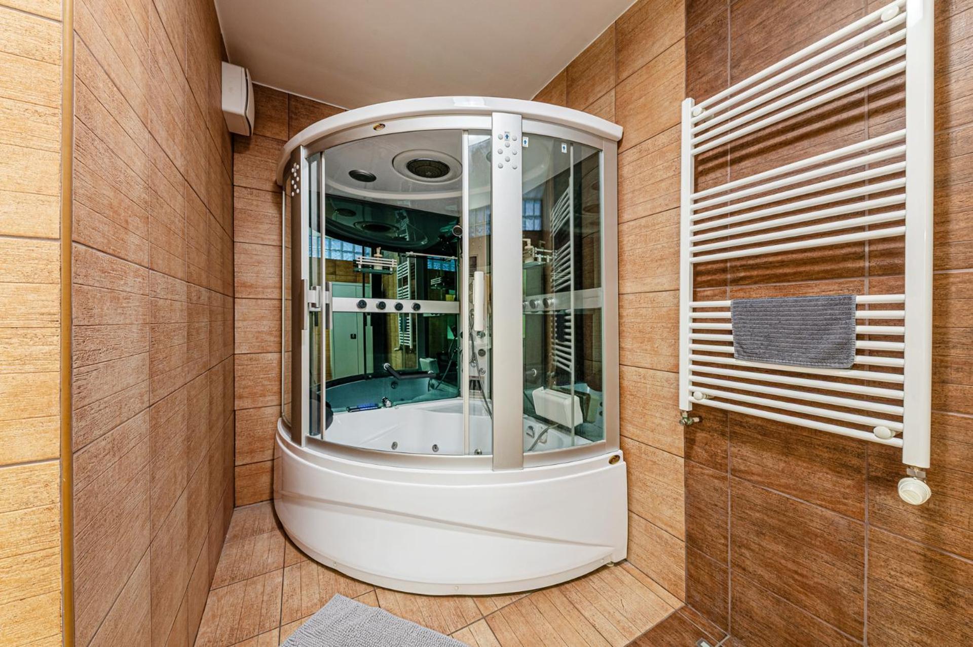 La Dolce Vita -Massage Shower Stay with AC, Balcony near the City Park