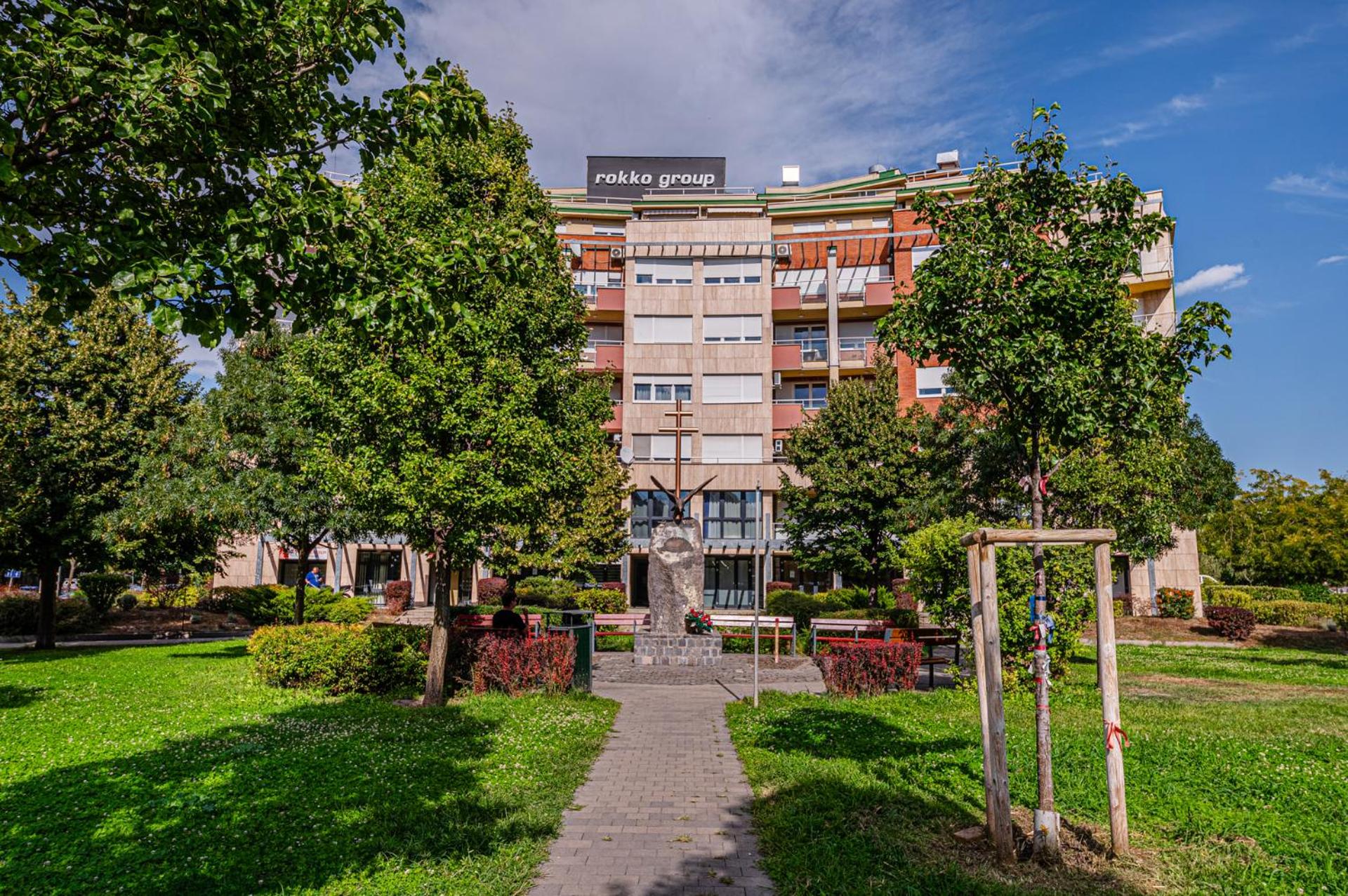 La Dolce Vita -Massage Shower Stay with AC, Balcony near the City Park