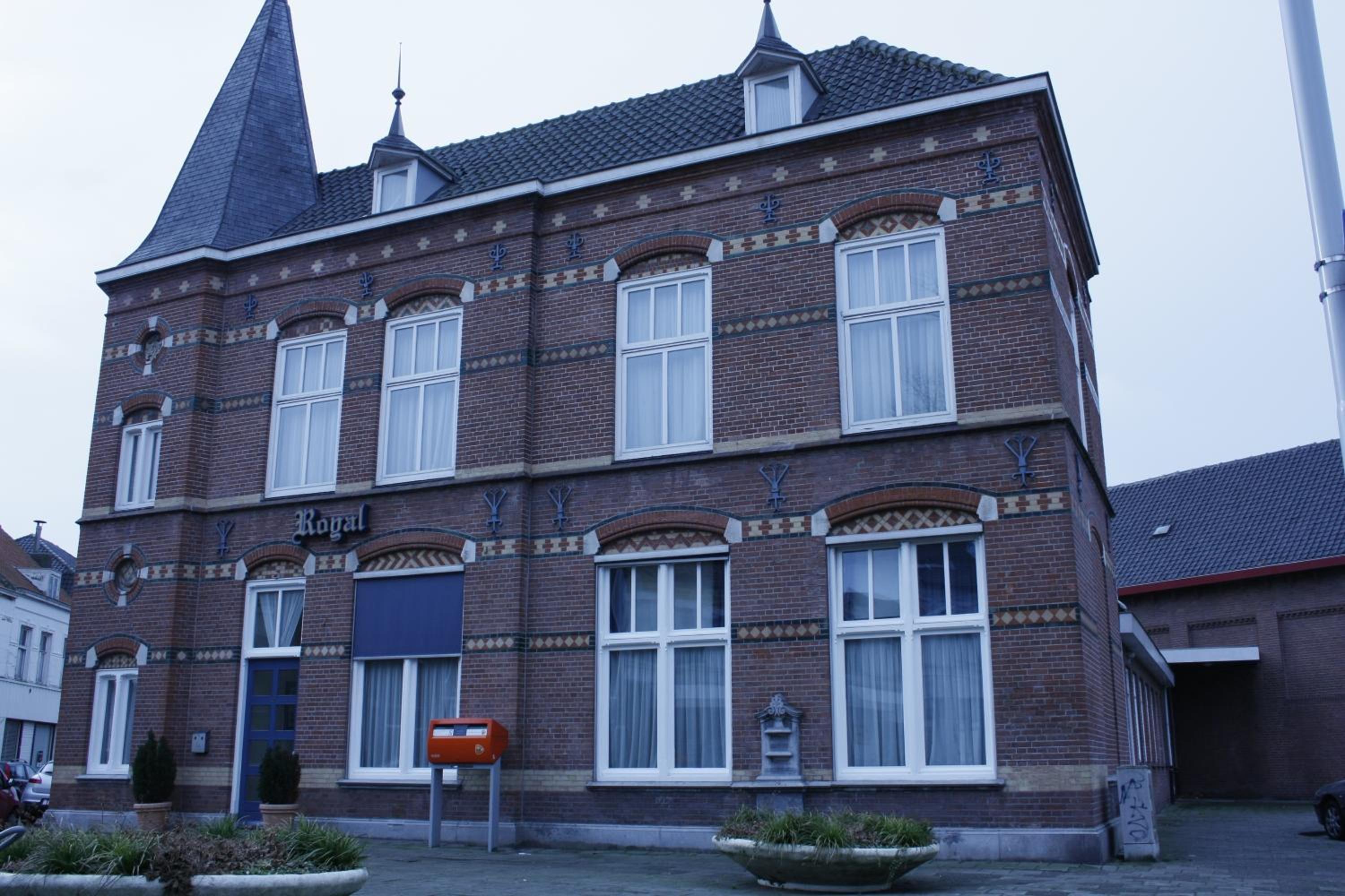 Hotel & Appartementen Royal - Image 1