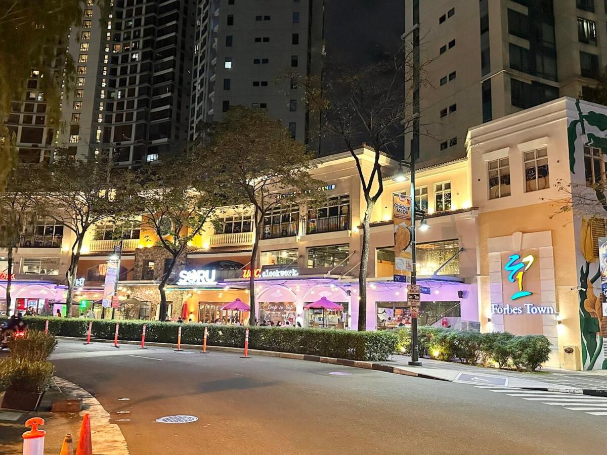 Spacious 1BR with 300MBPS Internet near High Street BGC
