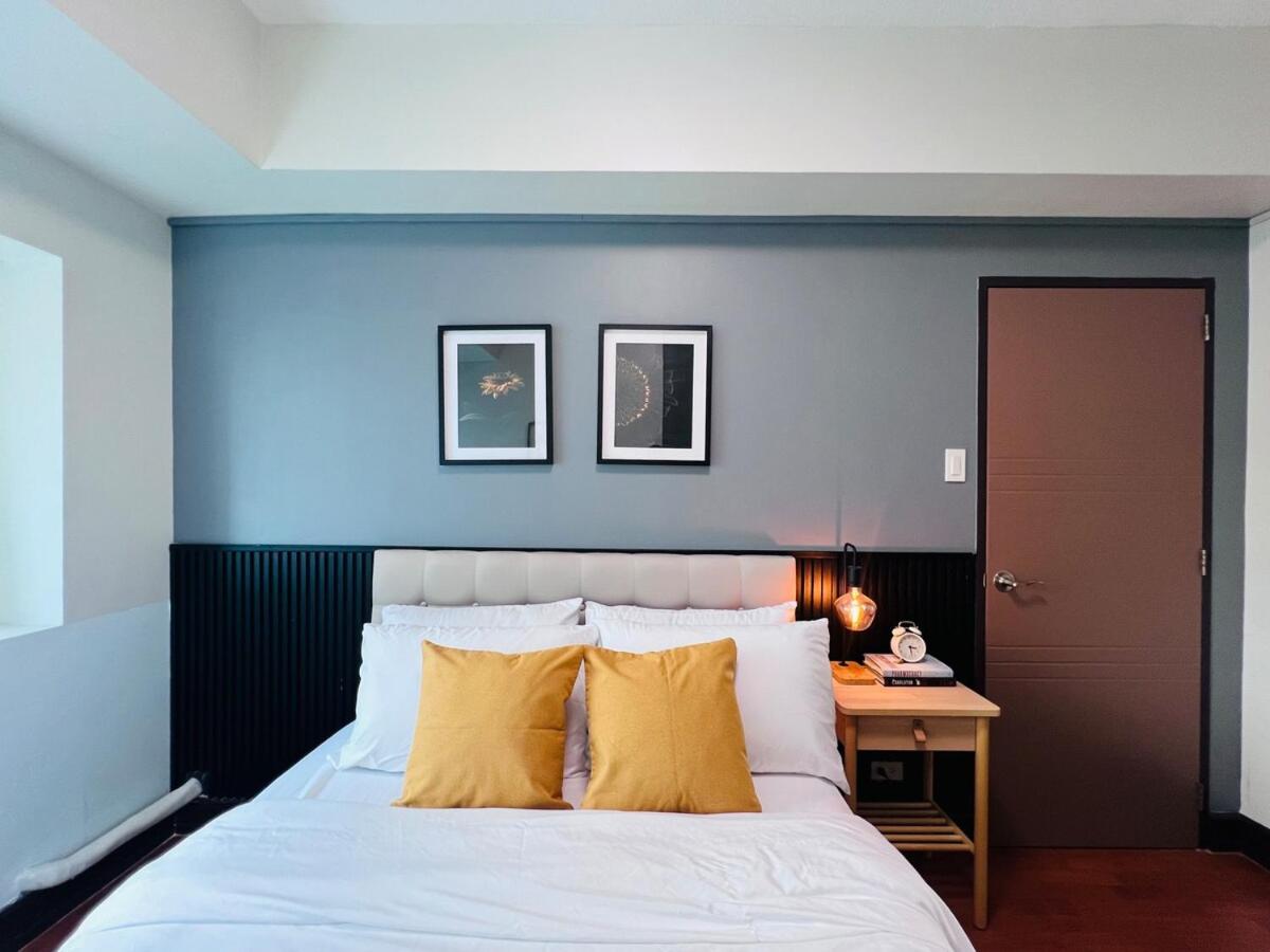 Spacious 1BR with 300MBPS Internet near High Street BGC