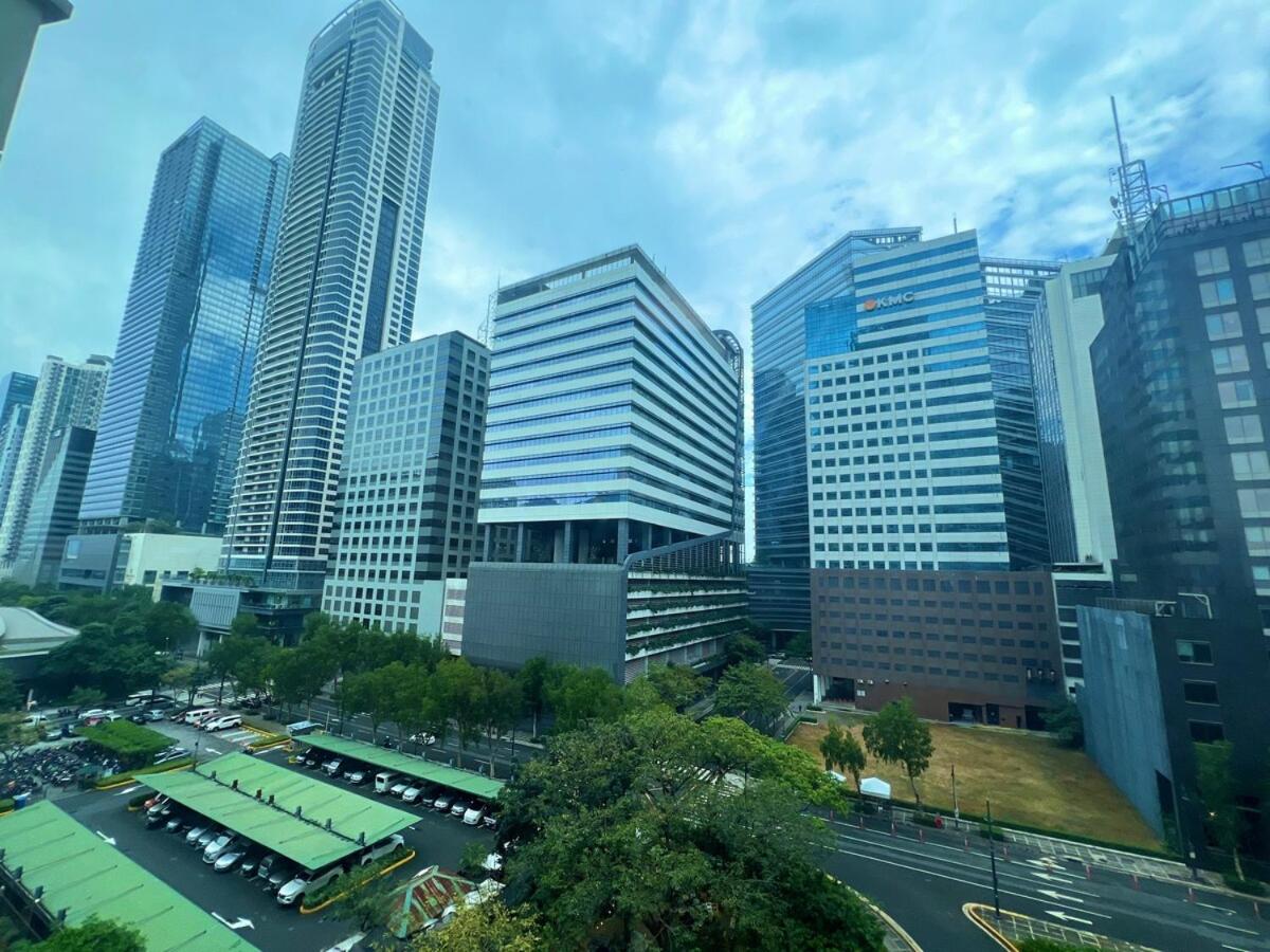 Spacious 1BR with 300MBPS Internet near High Street BGC