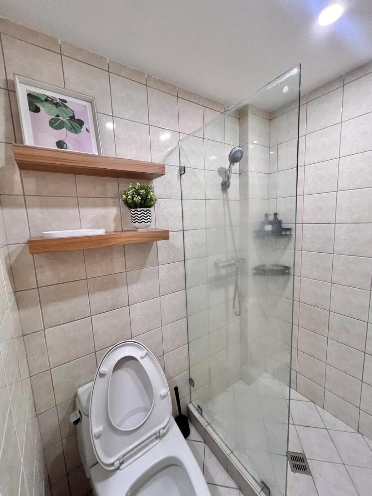 Spacious 1BR with 300MBPS Internet near High Street BGC