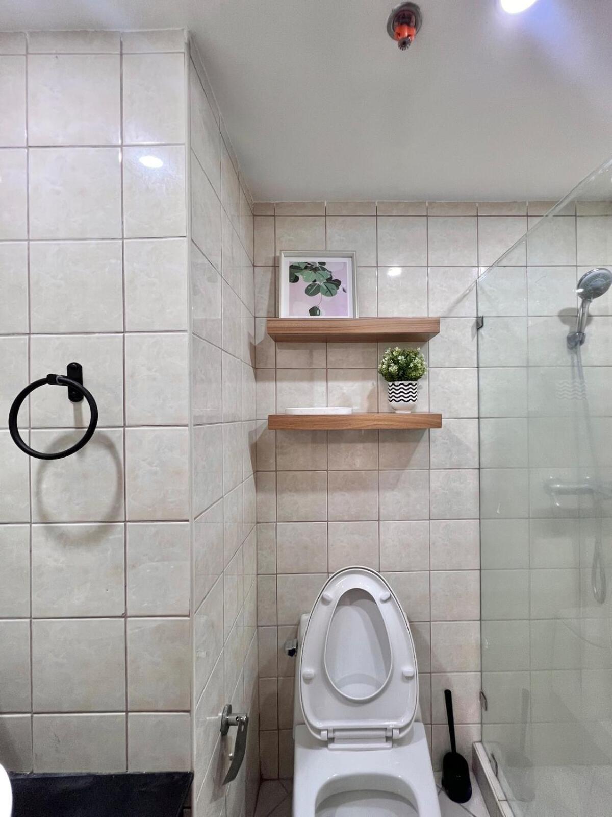 Spacious 1BR with 300MBPS Internet near High Street BGC