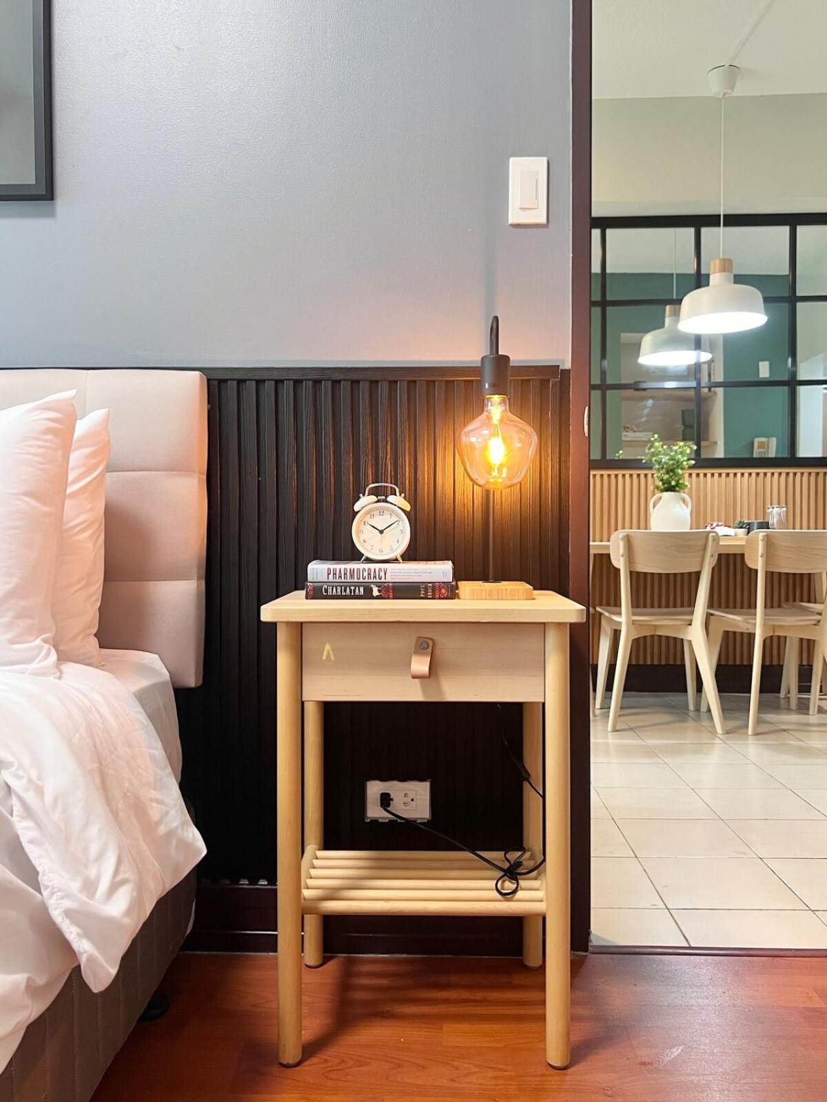 Spacious 1BR with 300MBPS Internet near High Street BGC