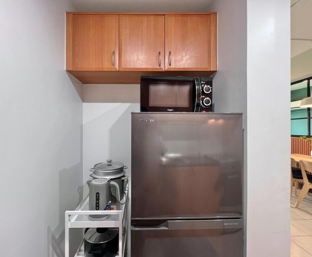 Spacious 1BR with 300MBPS Internet near High Street BGC