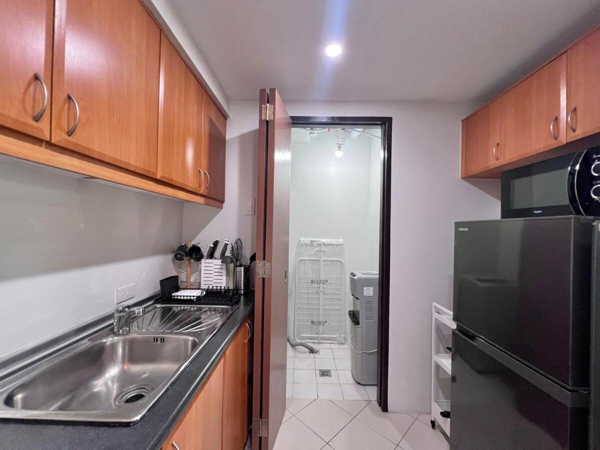 Spacious 1BR with 300MBPS Internet near High Street BGC