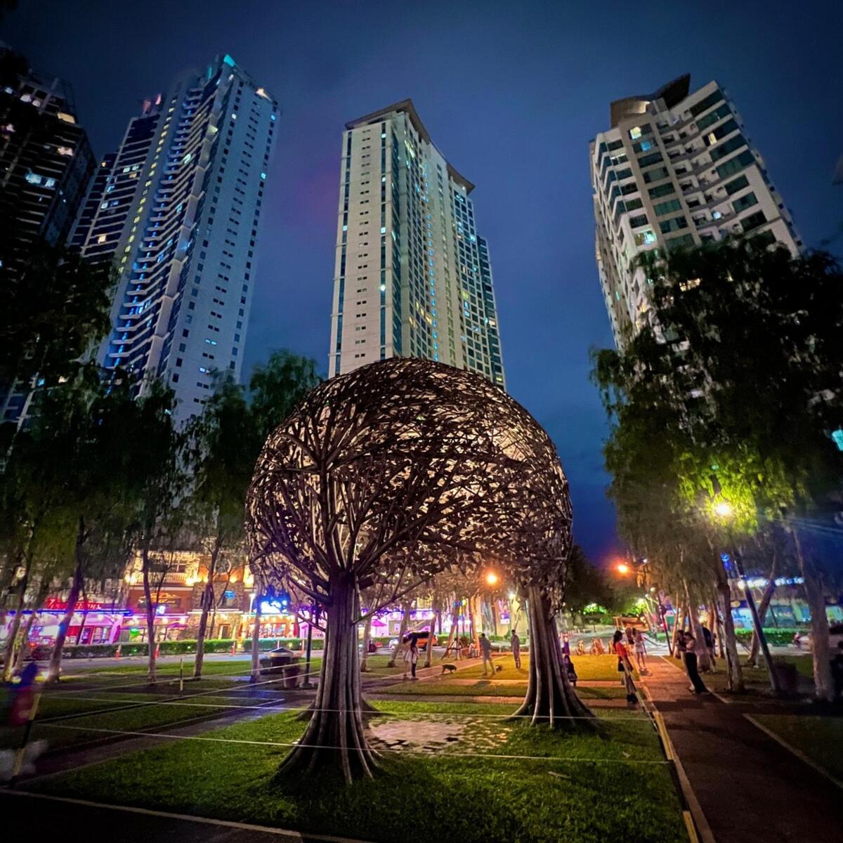 Spacious 1BR with 300MBPS Internet near High Street BGC