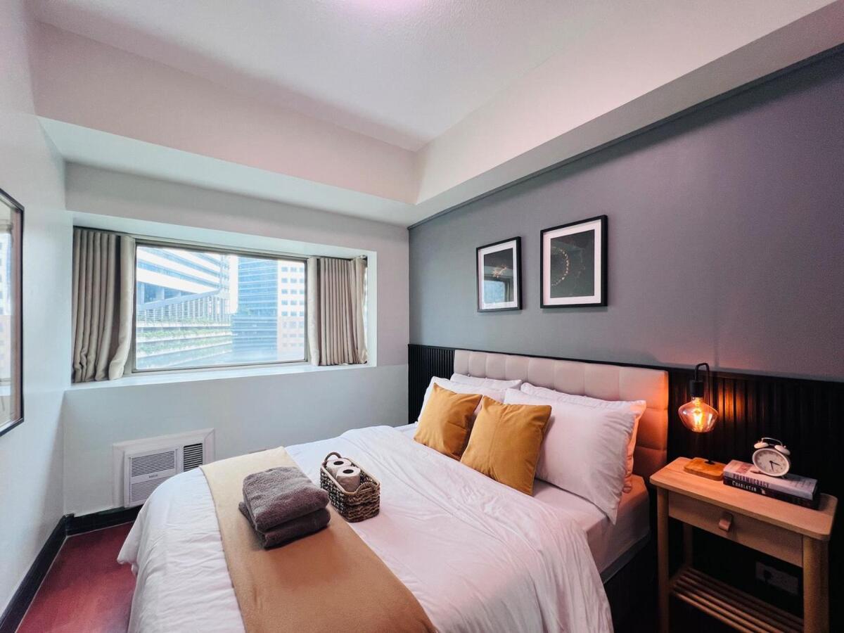 Spacious 1BR with 300MBPS Internet near High Street BGC