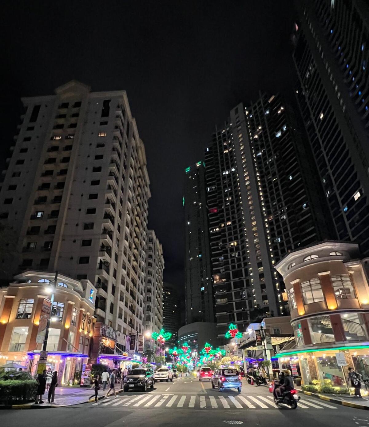 Spacious 1BR with 300MBPS Internet near High Street BGC
