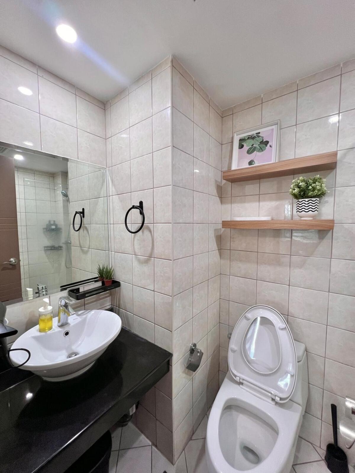Spacious 1BR with 300MBPS Internet near High Street BGC