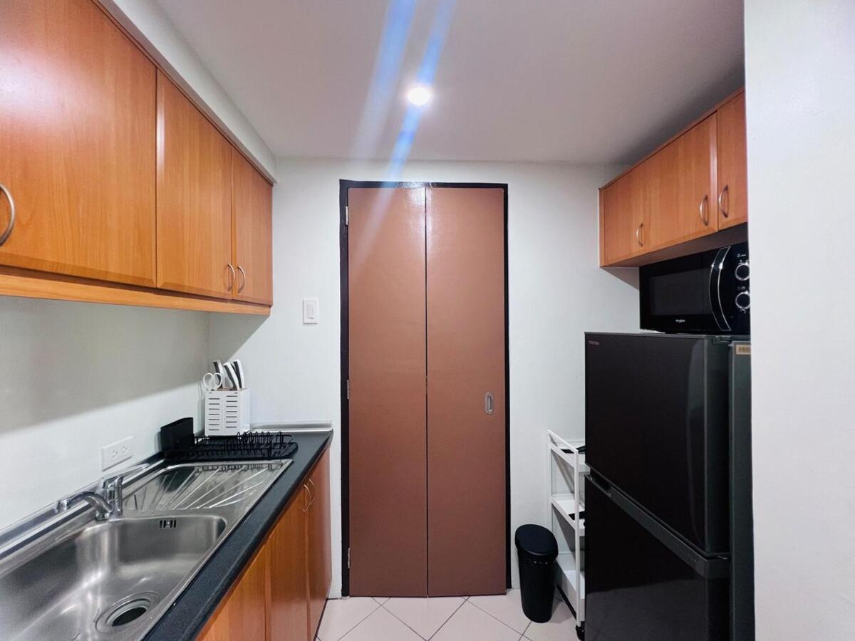 Spacious 1BR with 300MBPS Internet near High Street BGC