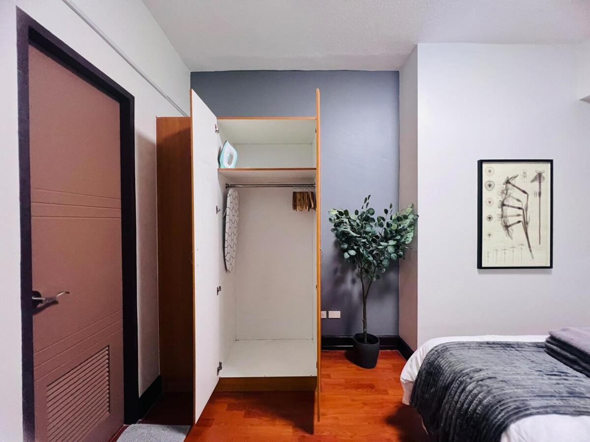 Spacious 1BR with 300MBPS Internet near High Street BGC