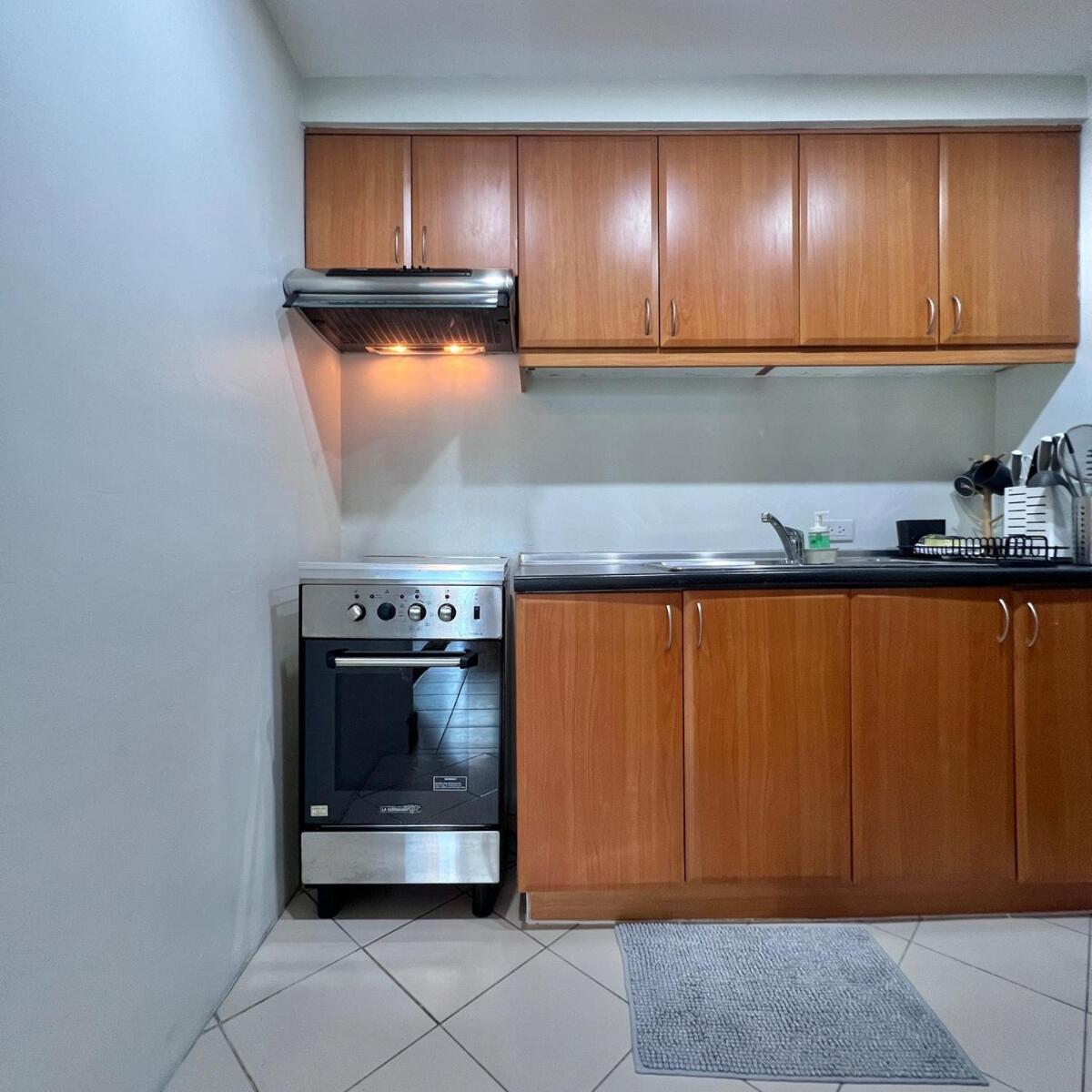 Spacious 1BR with 300MBPS Internet near High Street BGC