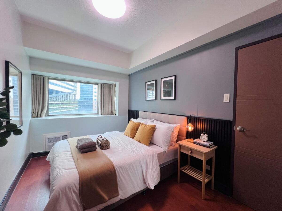 Spacious 1BR with 300MBPS Internet near High Street BGC