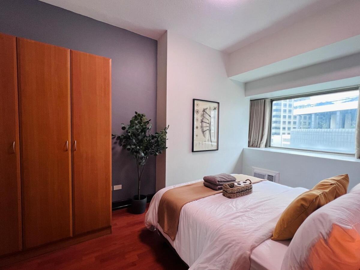 Spacious 1BR with 300MBPS Internet near High Street BGC