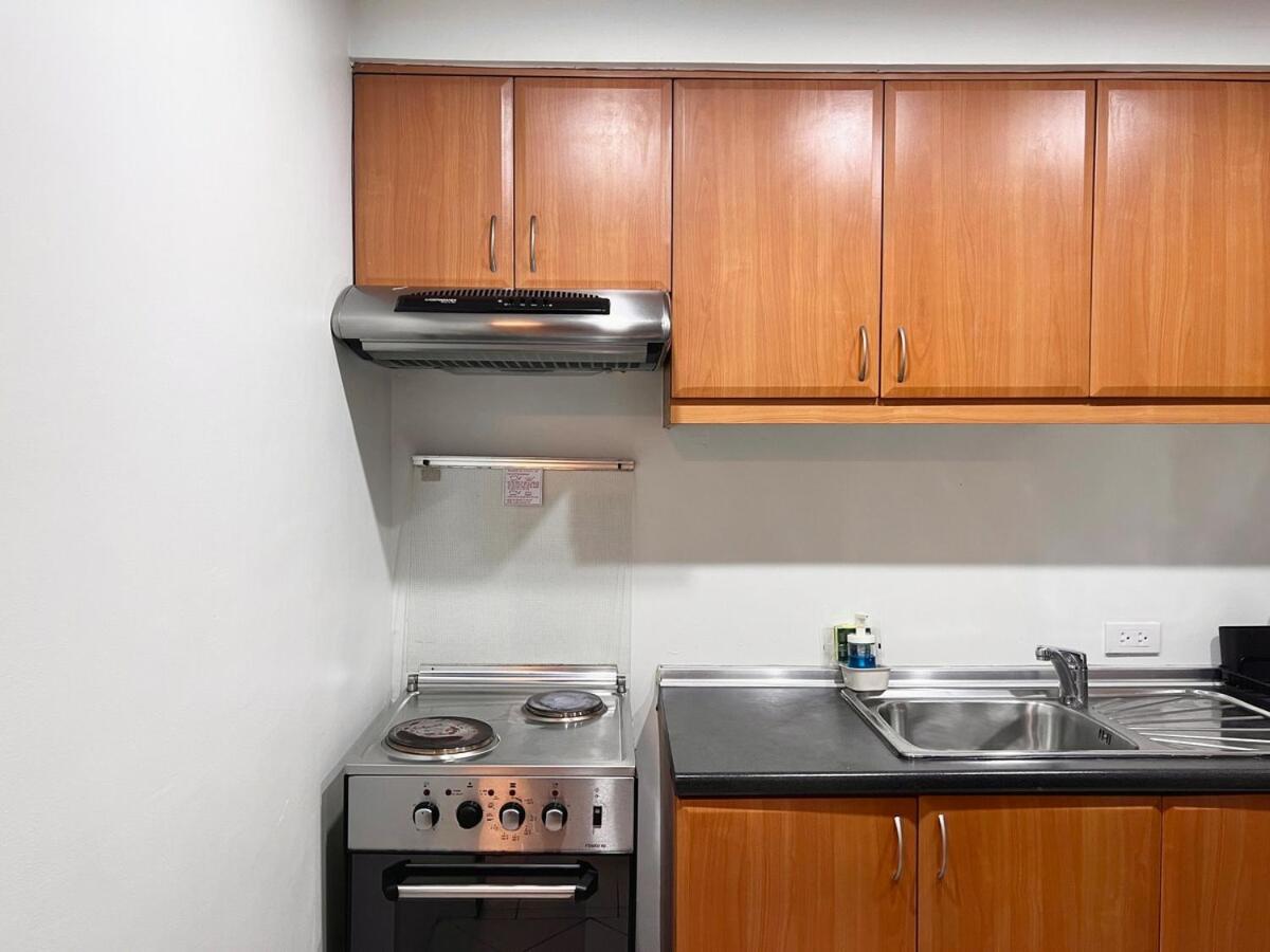 Spacious 1BR with 300MBPS Internet near High Street BGC