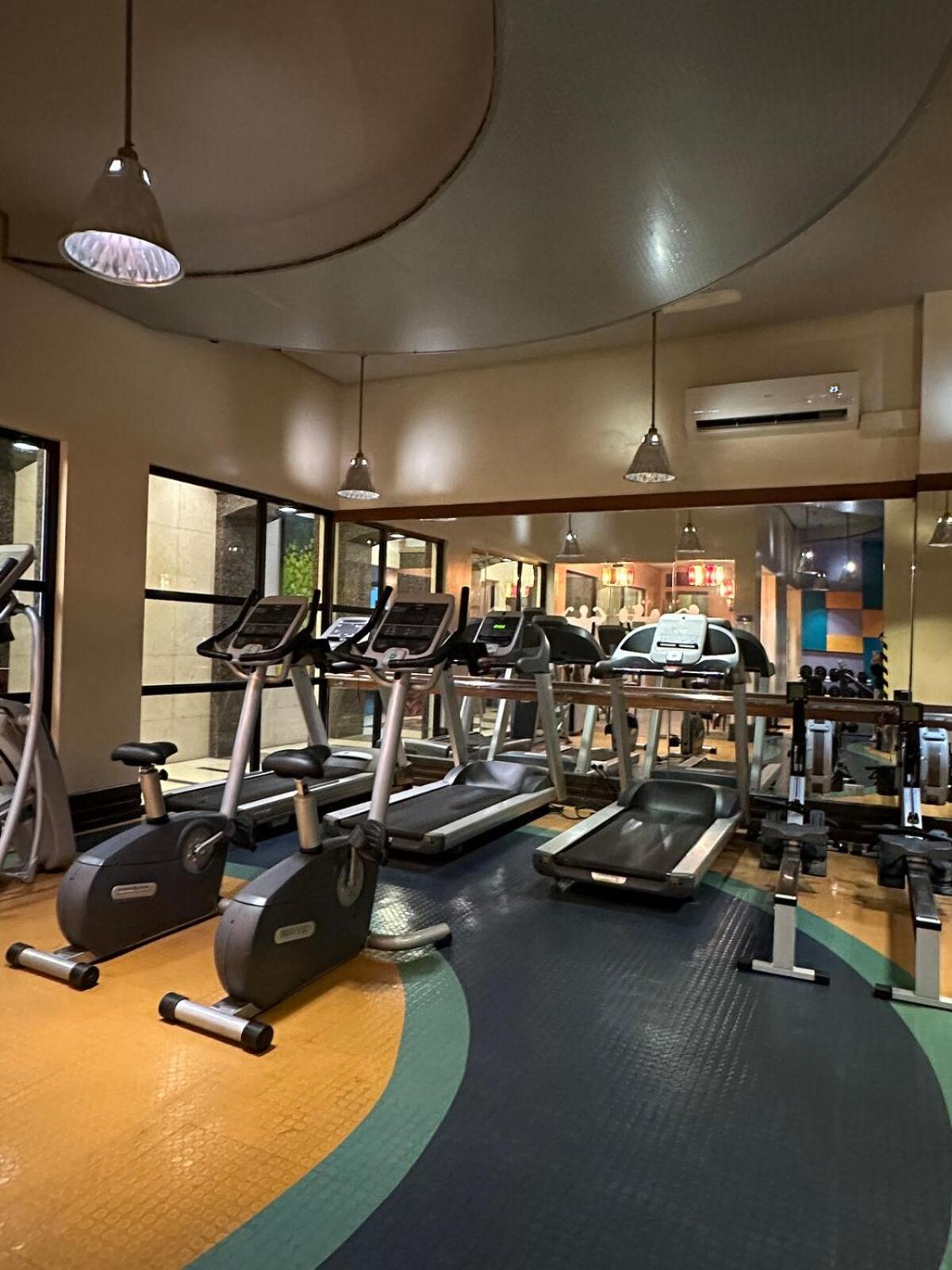 Spacious 1BR with 300MBPS Internet near High Street BGC