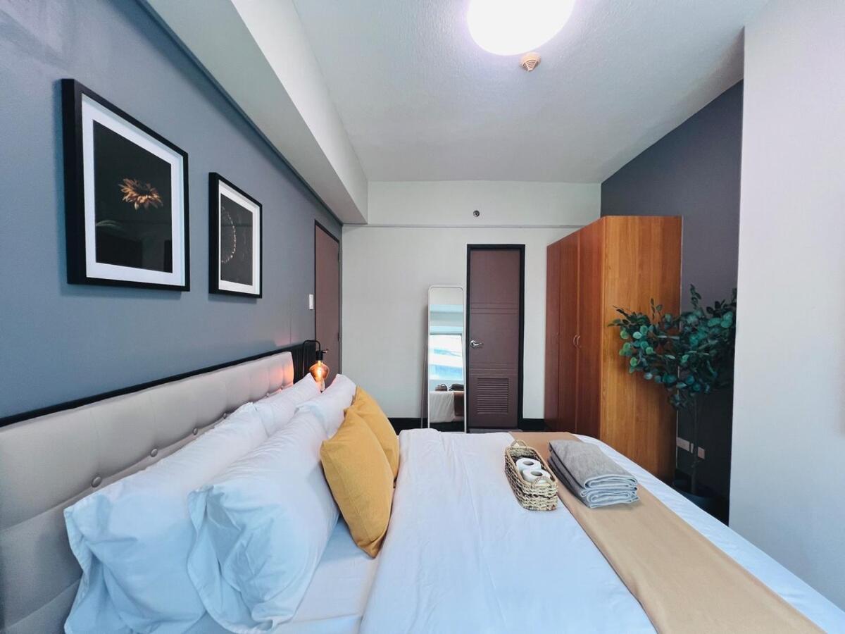 Spacious 1BR with 300MBPS Internet near High Street BGC