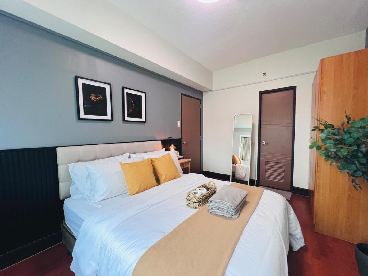 Spacious 1BR with 300MBPS Internet near High Street BGC