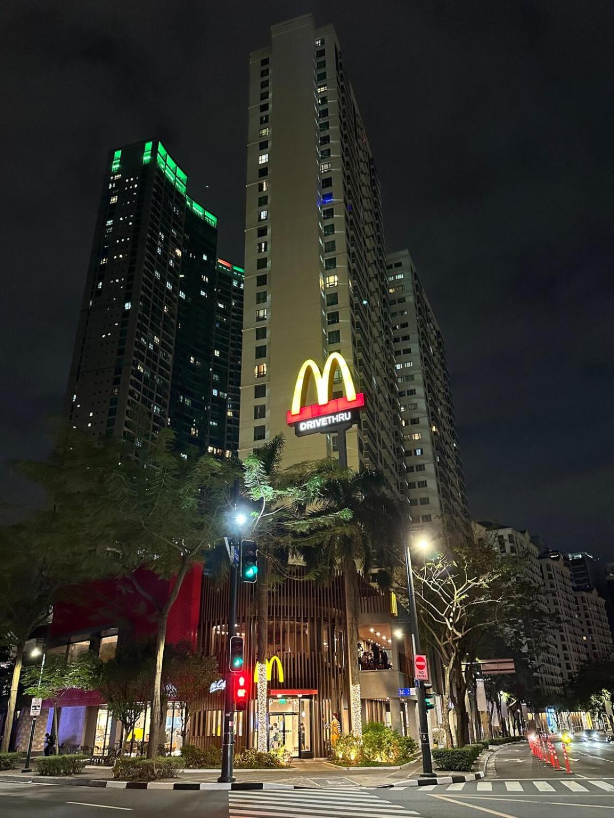 Spacious 1BR with 300MBPS Internet near High Street BGC