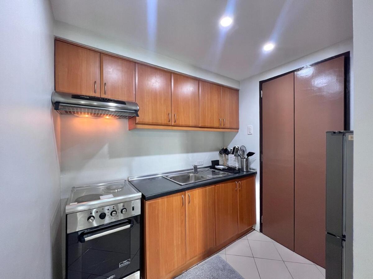 Spacious 1BR with 300MBPS Internet near High Street BGC