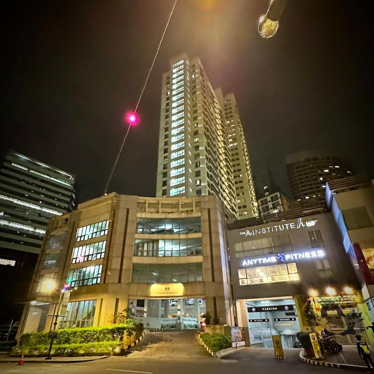 Spacious 1BR with 300MBPS Internet near High Street BGC