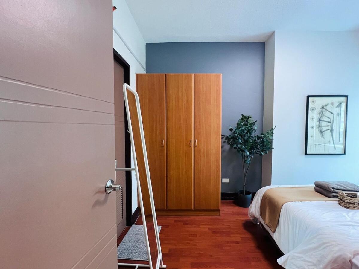 Spacious 1BR with 300MBPS Internet near High Street BGC