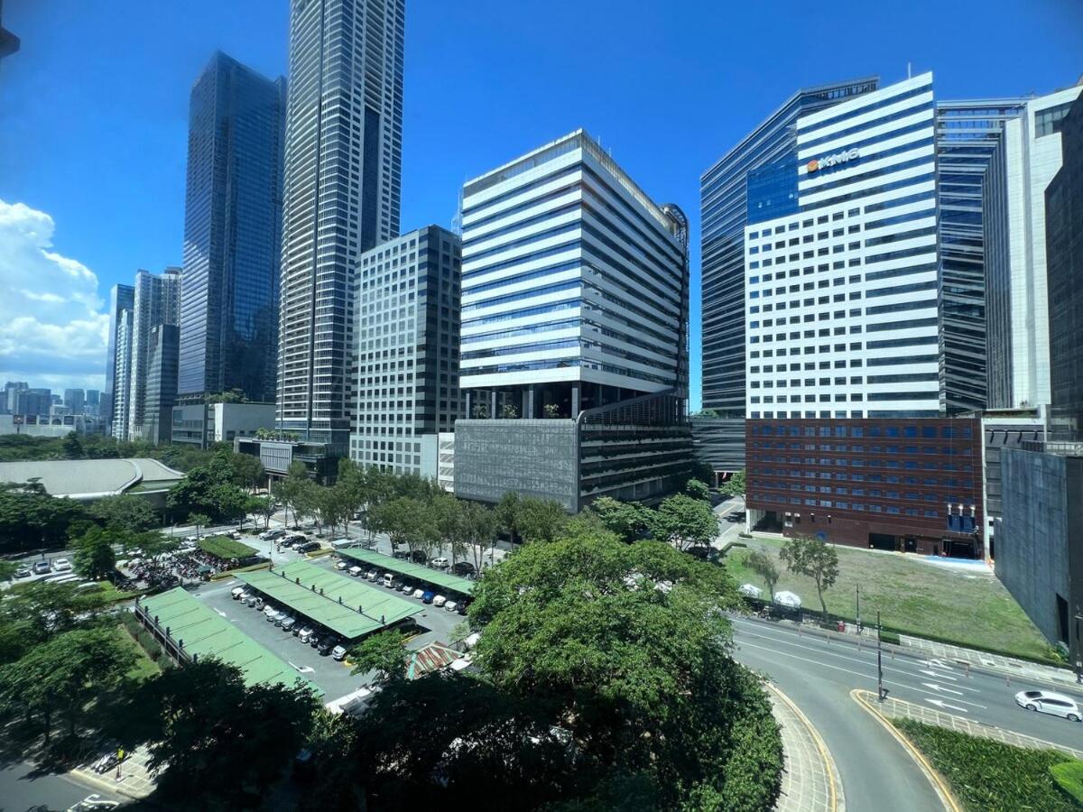 Spacious 1BR with 300MBPS Internet near High Street BGC