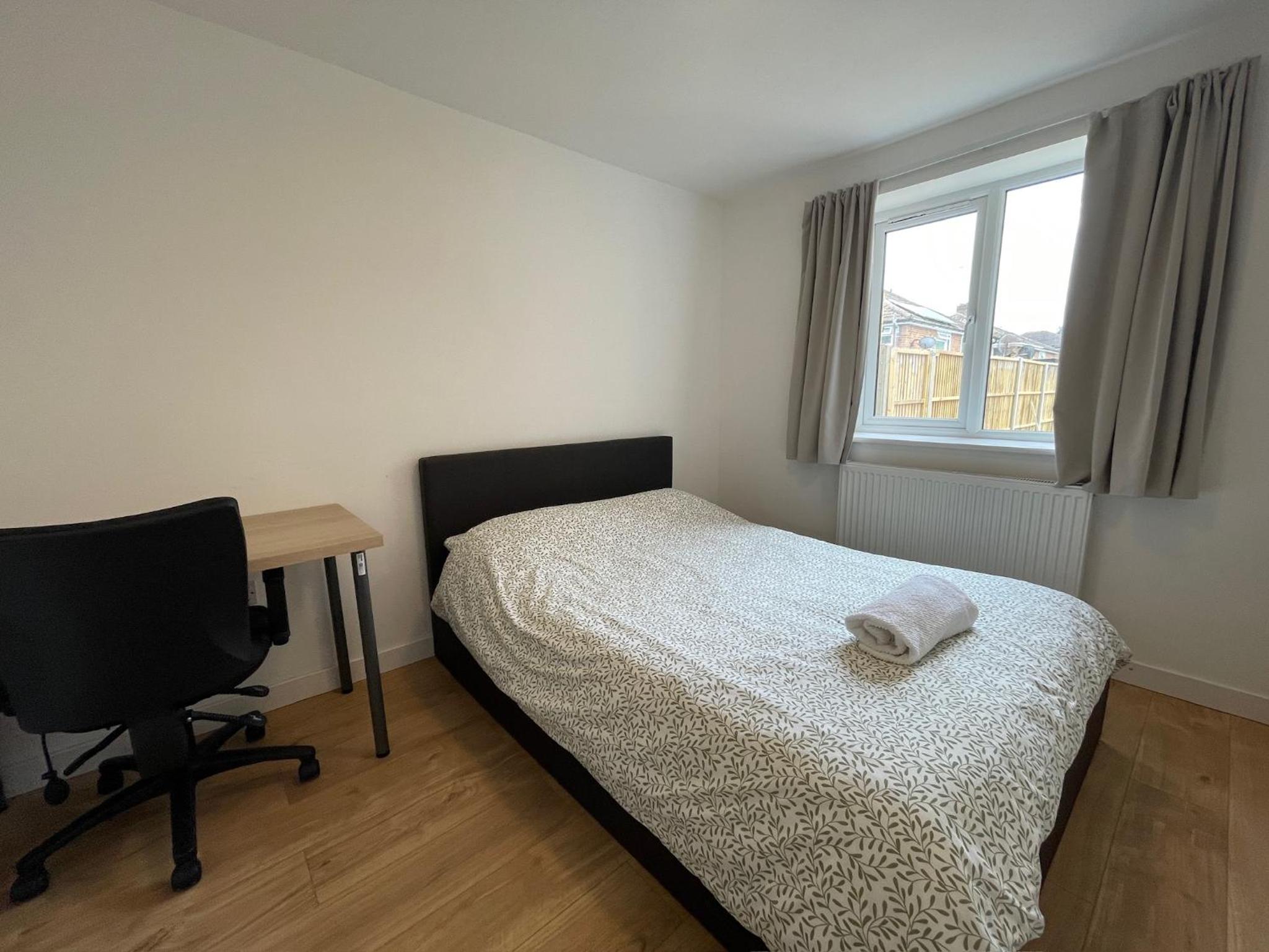 6 Bedroom Home, FREE Parking & Wi-Fi Garden